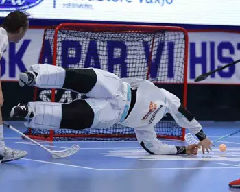 Målvakt dyker efter boll och räddar