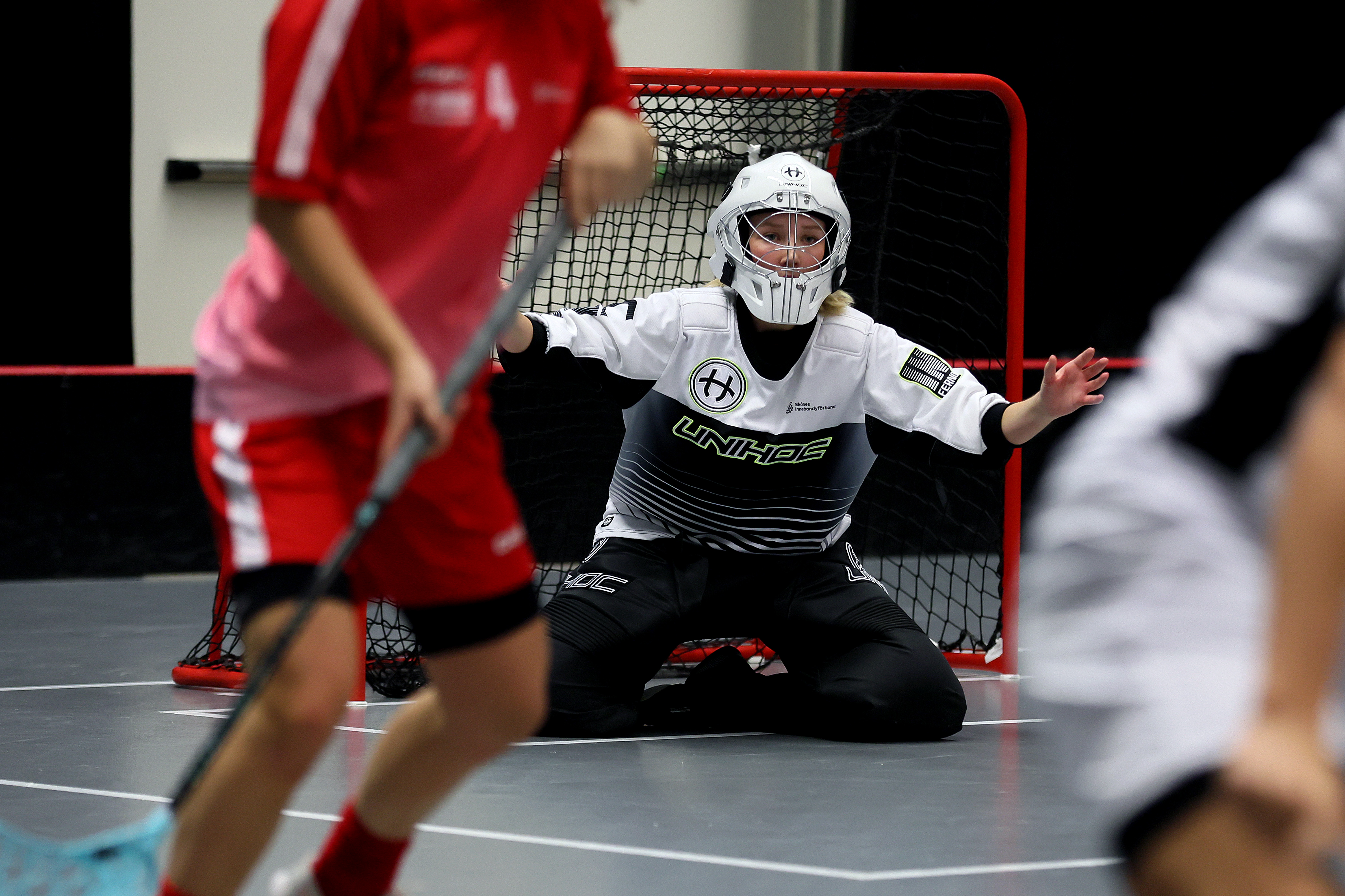 Tjejmålvak med aktiva händer