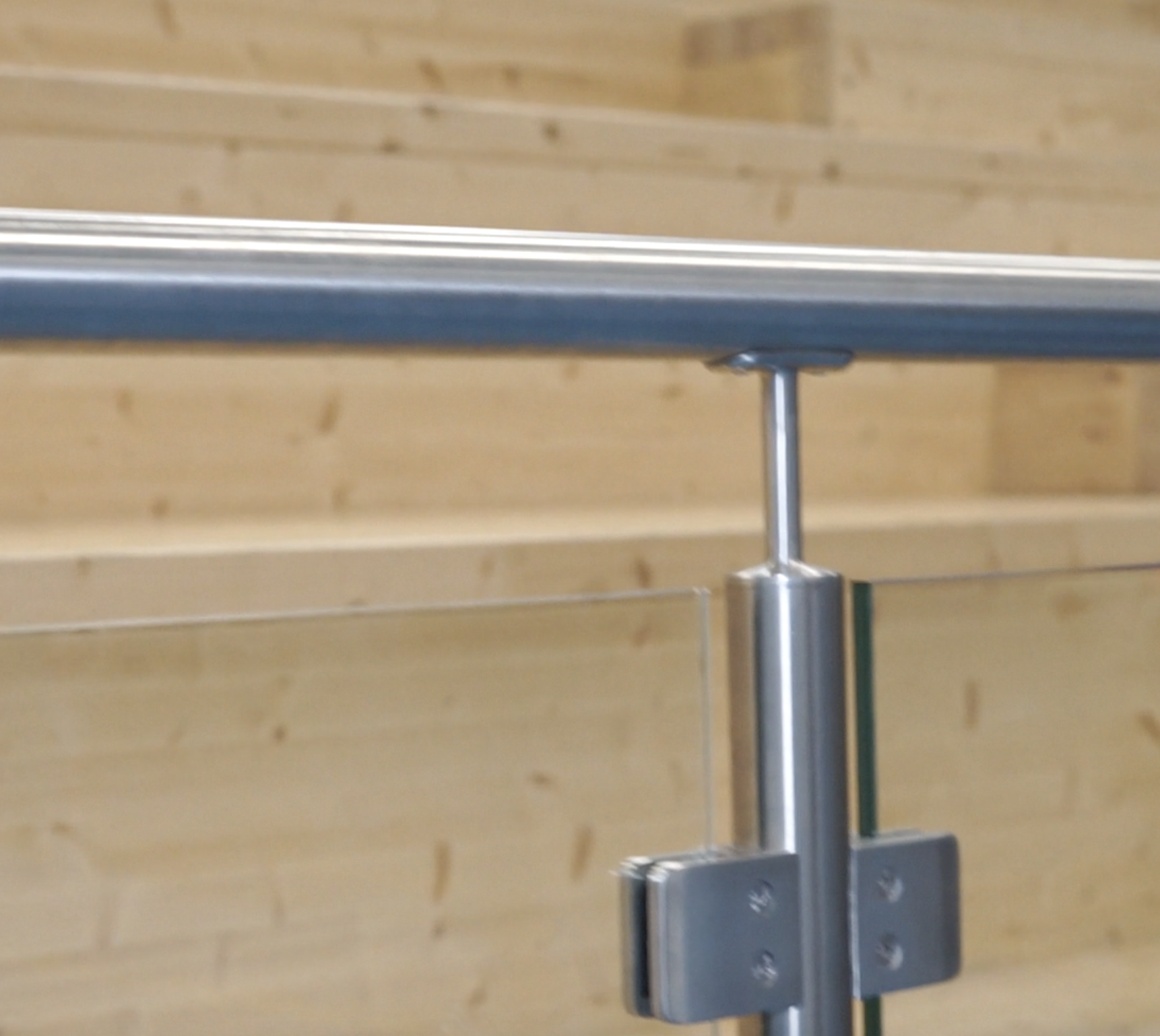 Glasräcke framför läktare - 